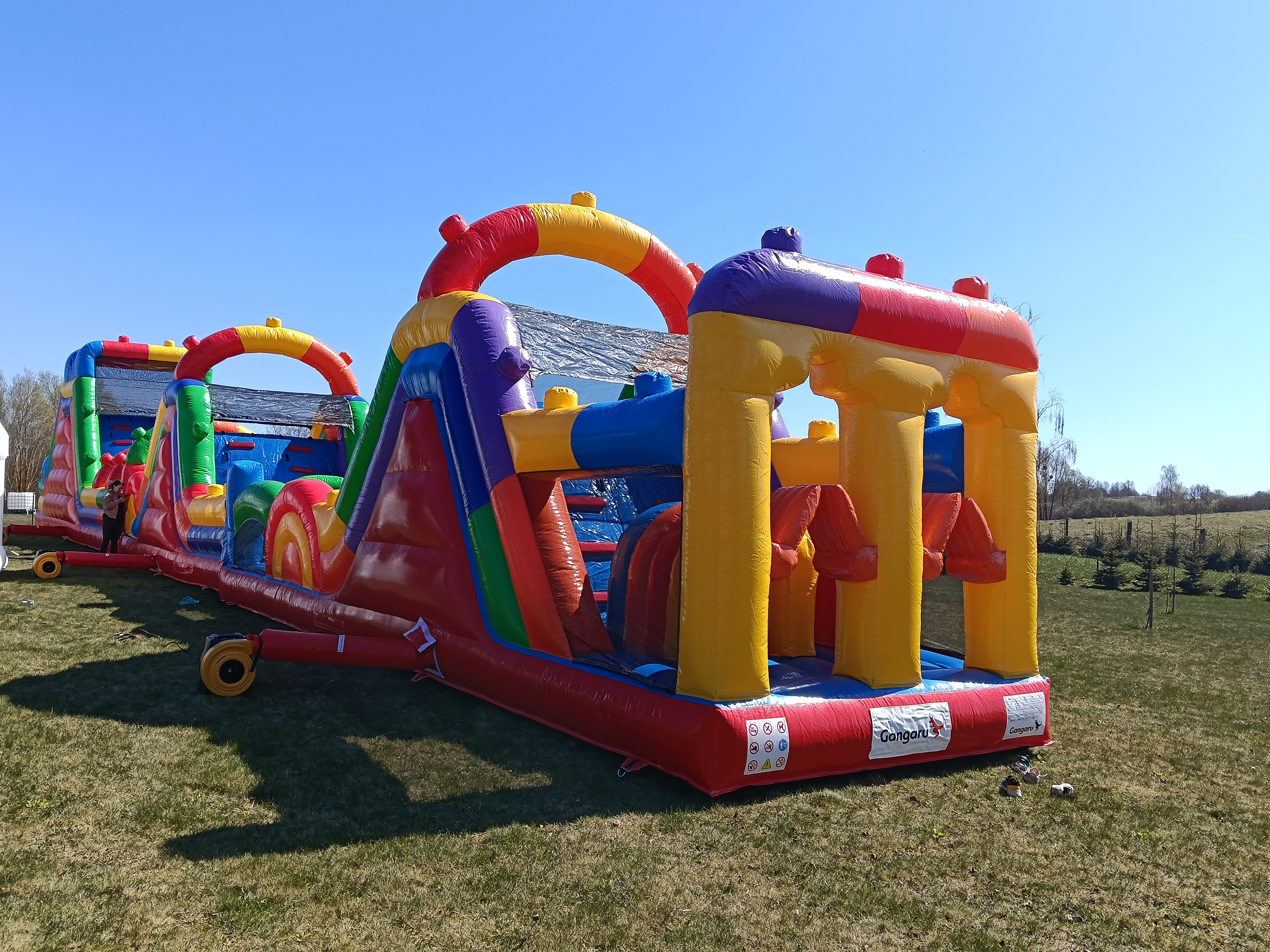 Dmuchany tor przeszkód Kolorowe Klocki – 30 m